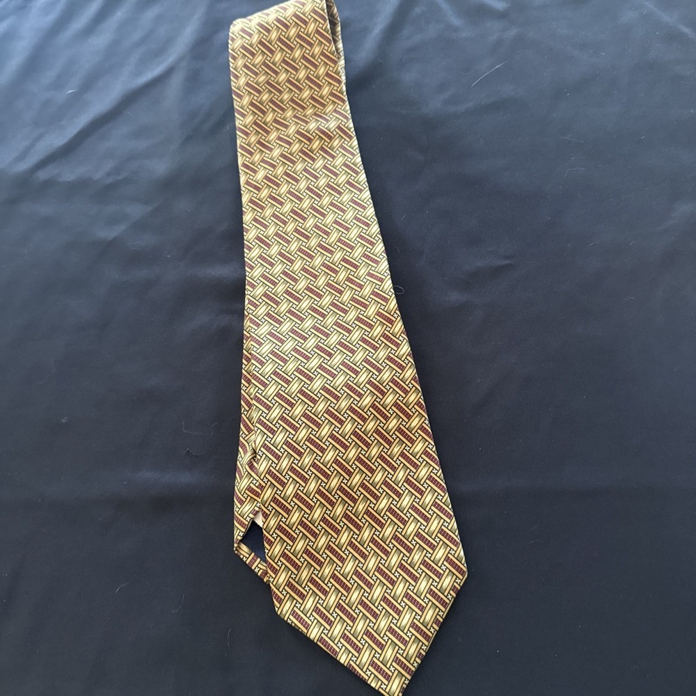 Vintage Burberry's Of London 100%‎ Hand sewn silk tie USA Basketweave Pattern